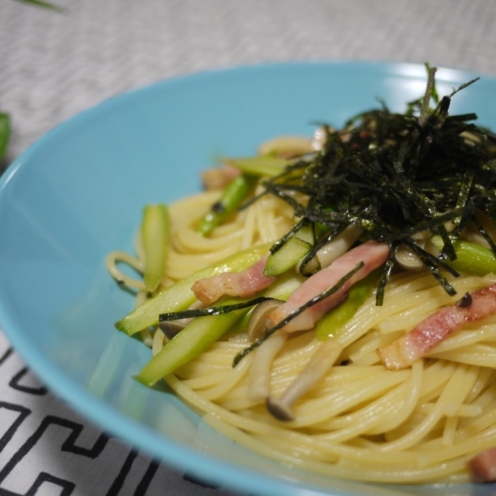 ベーコンとアスパラとしめじのバター醤油パスタ